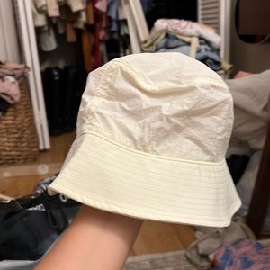 White bucket hat Zara